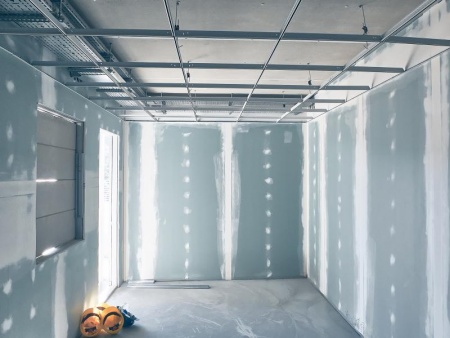 Faux plafonds modernes, solutions acoustiques et esthétiques pour votre intérieur